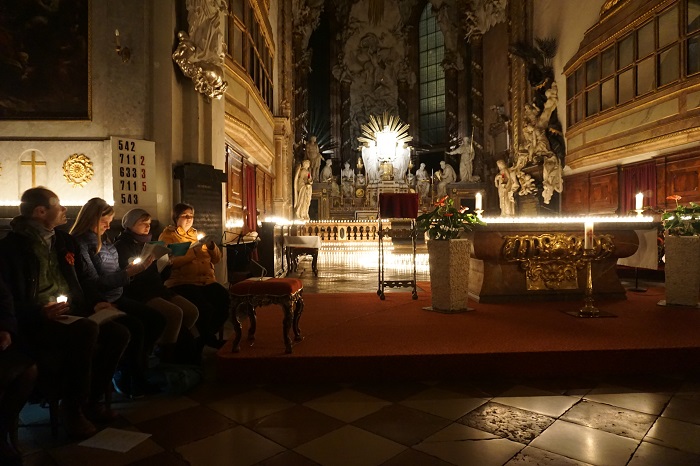       Nacht der 1000 Lichter am 31. Okt. 2019 in St. Michael - Taize Gesang                         