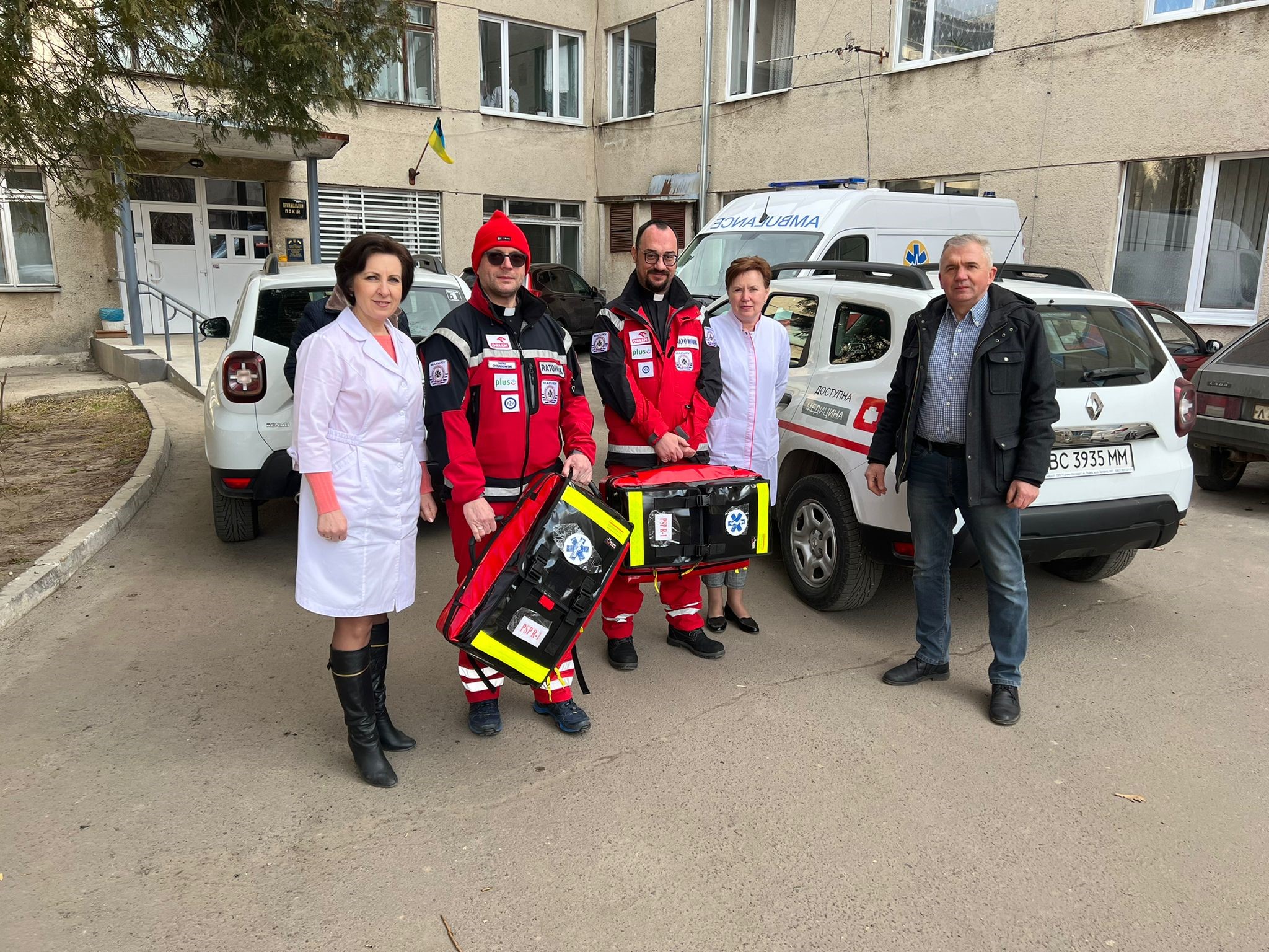 Salvatorianer übergeben Hilfsgüter an Klinikpersonal in der Ukraine