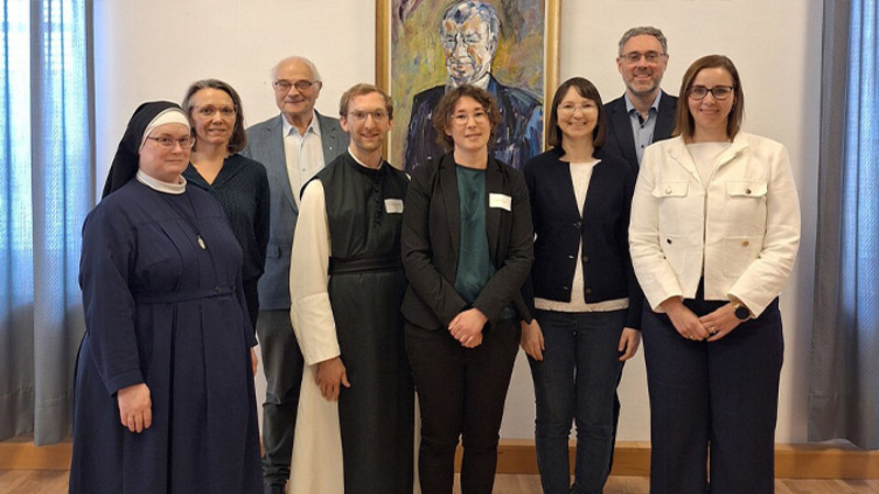 Der neu gewählte Vorstand der ARGE Ordensarchive (v.l.): Sr. Clara Maria Neubauer, Karin Mayer, P. Peter van Meijl (stv. Vorsitzender) , P. Aloysius M. Zierl, Iris Fichtinger, Angelika Kölbl, Lukas Winder und Vorsitzende Miriam Trojer / ÖOK Der neu gewählte Vorstand der ARGE Ordensarchive (v.l.): Sr. Clara Maria Neubauer, Karin Mayer, P. Peter van Meijl (stv. Vorsitzender) , P. Aloysius M. Zierl, Iris Fichtinger, Angelika Kölbl, Lukas Winder und Vorsitzende Miriam Trojer