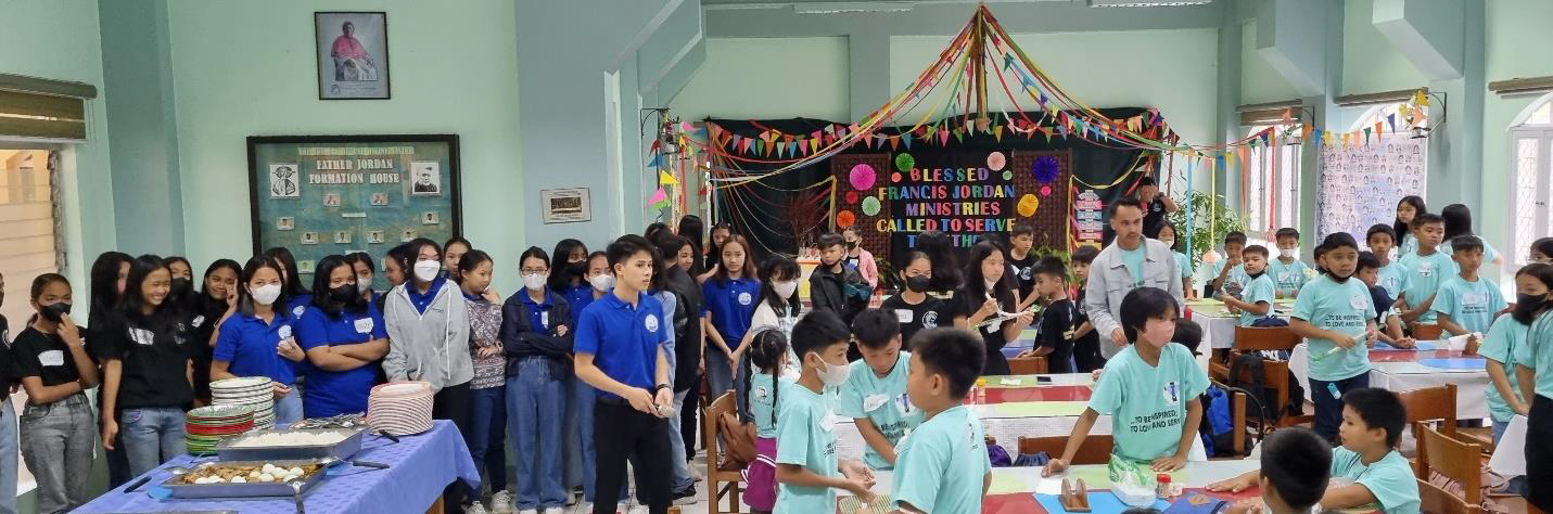 Nach der Messe vor dem Essen im Refektorium und im Studiensaal: Die Kinder in türkis suchen ihren Platz. Die Jugend in Blau und  die Gruppe aus der Nachbargemeinde (in Schwarz) warten noch entspannt.