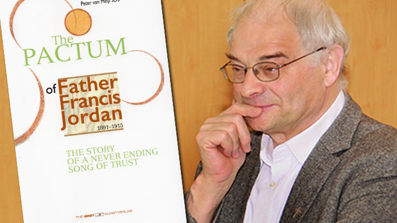 P. Peter van Meijl mit seinem Buch 'The Pactum of Father Francis Jordan' / Manu Nitsch P. Peter van Meijl mit seinem Buch 'The Pactum of Father Francis Jordan'