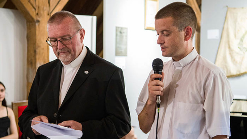 P. Josef Wonisch und P. Istvan Baraszuly / Milan Muzeu Ausstellung „100 Jahre Pfarrkirche Herz Jesu in Elisabethstadt'