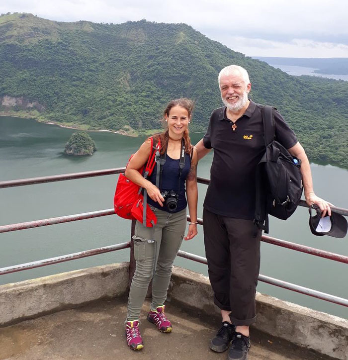 Mit Carmen Heller am Taal-Vulkan mit See und Insel, im Hintergrund der See 