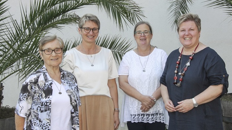 Sr. Regina Goldberger, Sr. Dominika Zelent, Provinzleiterin Sr. Patricia Erber und Sr. Heidrun Bauer / Manu Nitsch Am 15. August 2021 feierten Sr. Dominika Zelent, Sr. Heidrun Bauer und Sr. Regina Goldberger Profess-Jubiläum.