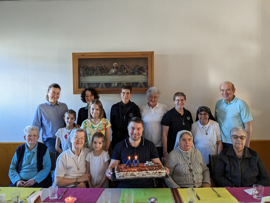 Die außergewöhnliche Wohngemeinschaft hält zusammen. Die Schwestern feierten mit Maksym und seiner Familie seinen 40. Geburtstag