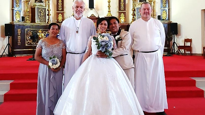 Ein Muss: Foto mit Brautmutter und Brautpaar. Der Kleiderverleih profitierte. Vorgegeben war graublau oder blau für die Damen. Für die Herren reichte es, wenn sie mit dem festlichen Philippinohemd erschienen. 