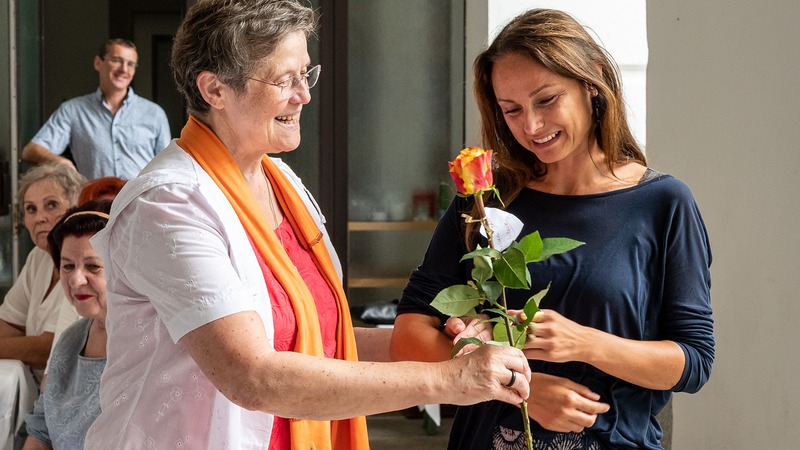 Sr. Maria Schlackl überreicht „Mutter Oberin“ Daniela Dett als Dank eine Rose / Martin Eder Dankesfeier von Sr. Maria Schlackl für das Linzer Musiktheater am 22.8.2020 in der Erzdiözese Linz