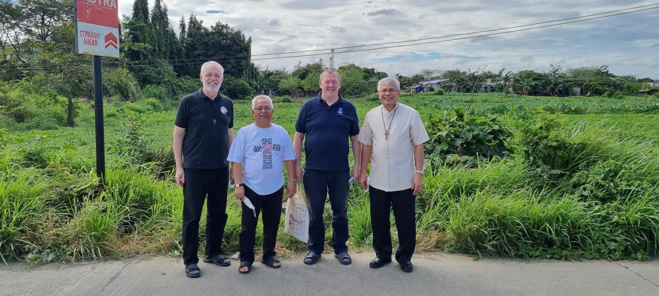 Vor dem Reisfeld mit (v.r.) Bischof Reynaldo, P. Hubert, Pfarrer von Dasmarinas und ich.