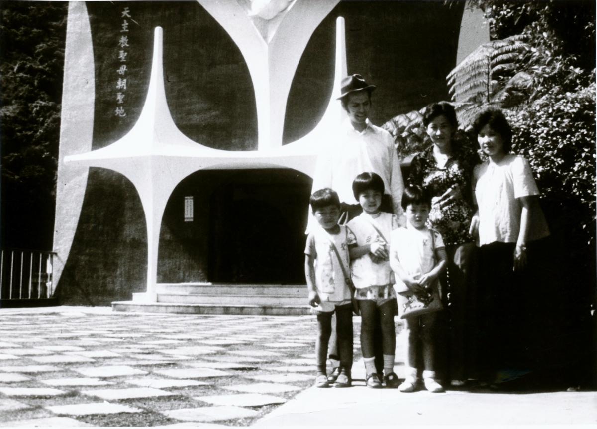 P. Andreas Mohr mit Kindergärtnerinnen in Wulai, Taiwan, um 1974