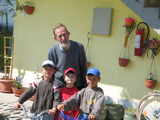 P. Berno Rupp mit Kids