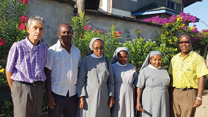 Pfarrei Kisiju. (vlnr): P. Patrick Keeny (der Pfarrer Kisijus), P. Christopher (der Provinzökonom), Sr. Paschalia, Sr. (armen, Sr. Monika und P. Michael Tesha