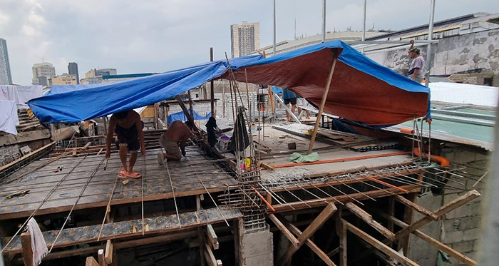 Nach dem Brand vor ein oder zwei Jahren wird der Slum mit Unterstützung des Staates mit besseren  Materialien neu aufgebaut. Ob das ein beabsichtigtes Unglück war, ist mir nicht bekannt..