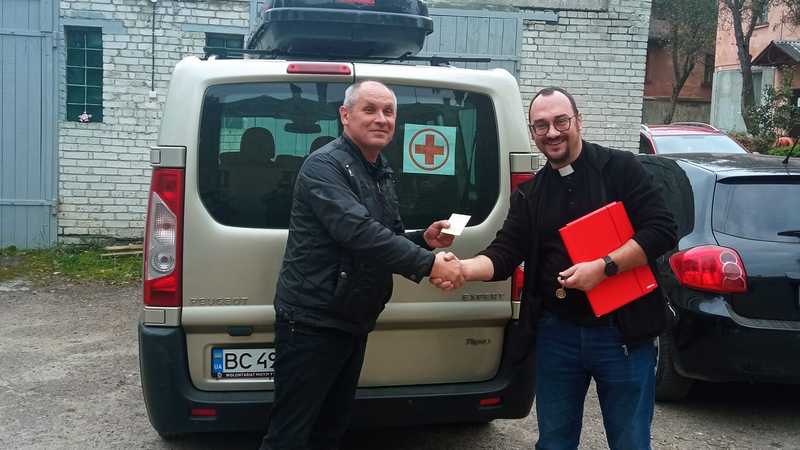 Die Salvatorianer schenkten der Pfarrei in Brzozdowce durch den Pfarrer P. Damian Pankowiak SDS einen Renault Trafic für die laufenden humanitären Aktivitäten. / Salvatorianer Die Salvatorianer schenkten der Pfarrei in Brzozdowce durch den Pfarrer P. Damian Pankowiak SDS einen Renault Trafic für die laufenden humanitären Aktivitäten.
