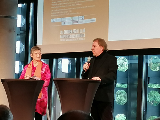 Sr. Maria Schlackl und Intendant Herrmann Schneider bei der Veranstaltung 'Menschenwürde - du spielst eine Rolle' 18. Okt. 2020 in Linz