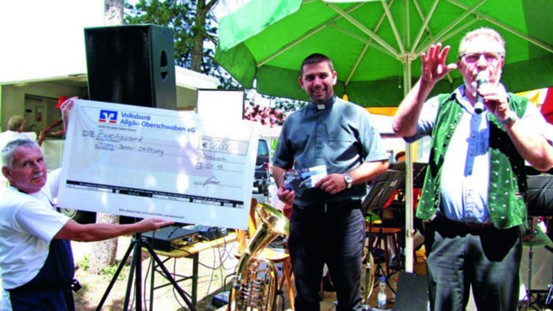 P. Martin Gal nimmt einen Scheck über 2000 Euro entgegen / Salvatorianer Beim Rumänienfest 2018 in Röthenbach bei Wolfegg konnte P. Martin Gal einen Scheck über 2000 Euro entgegennehmen. Die finanziellen Hilfen sind wichtig, um das Lebenswerk P. Bernos weiterzuführen