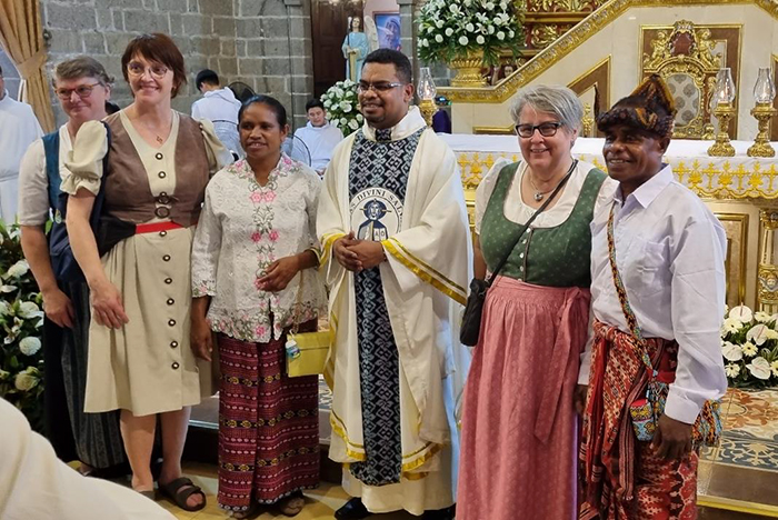 Der Besuch aus Österreich in Tracht mit den Eltern von P. Cyrilus in Tracht (West-Timor).