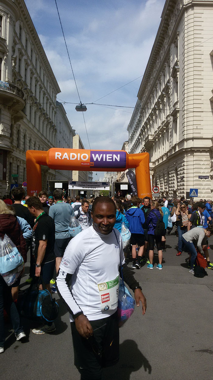 P. Salvator Mselle im Ziel beim Vienna City-Marathon