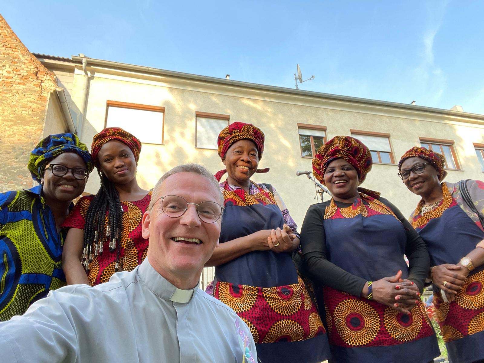 Pfarrer Johannes Cornaro und die Köchinnen aus Tansania