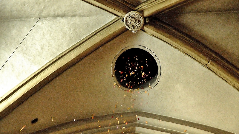Rosenblätter zu Pfingsten in der Michaelerkirche der Salvatorianer / Salvatorianer Rosenblätter zu Pfingsten in der Michaelerkirche der Salvatorianer