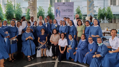 Jubiläum Sr. Alona und Sr. Whel mit einem Großteil der Schwestern, einigen Patres und Laien