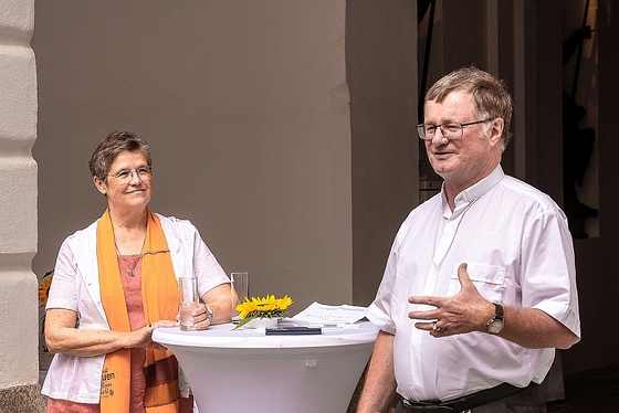 Salvatorianerin Sr. Maria Schlackl und Bischof Manfred Scheuer begrüßen die Gäste im Bischofshof am 22. August 2020 beim Dankfest für Musiktheater Linz