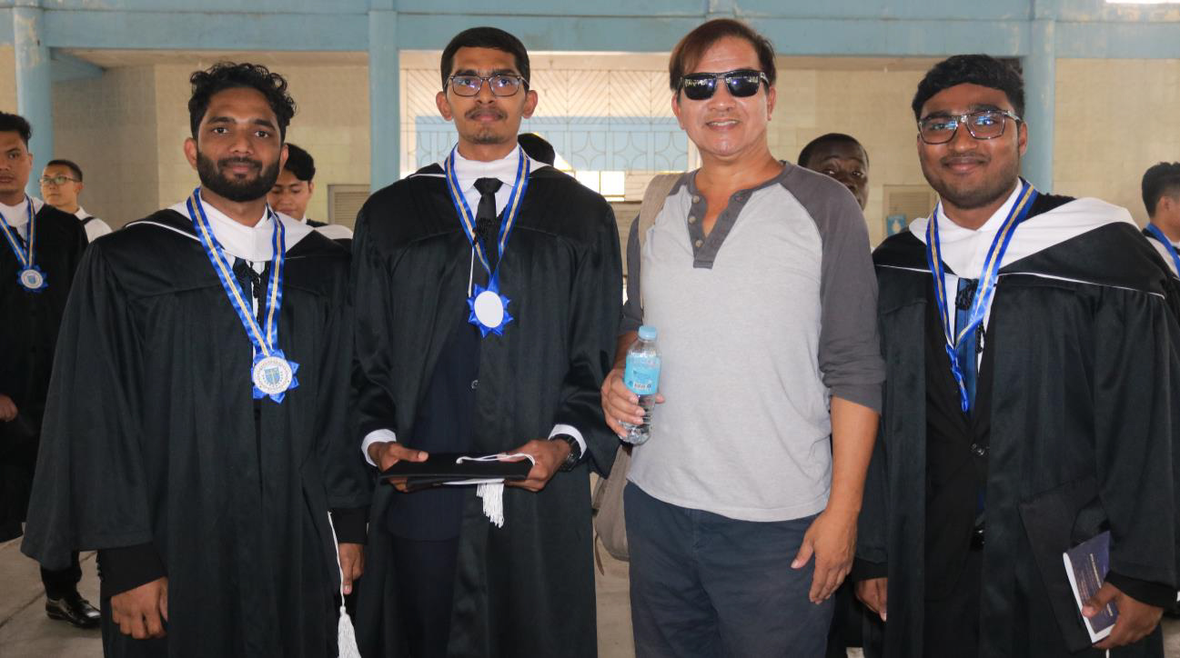 Die Studenten aus Sri Lanka mit Professor Bernardo: Nirojan, Briddan und Praveen (beide letztere mit bester Thesis)