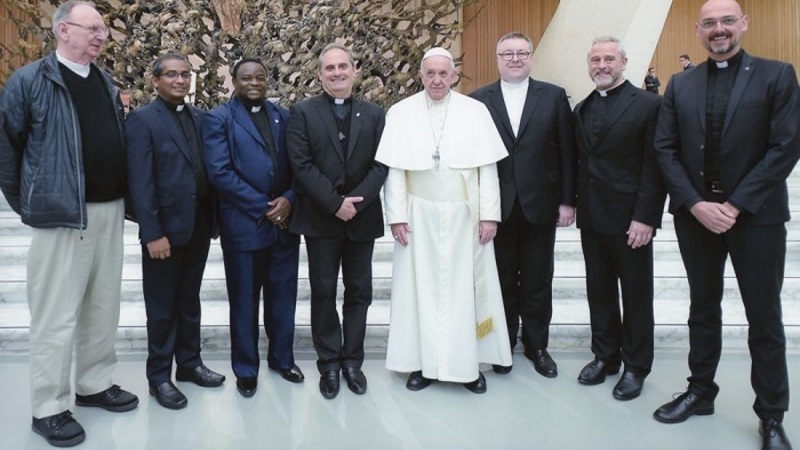 Papst Franziskus im Kreise von Salvatorianer / Salvatorianer Papst Franziskus im Kreise von Salvatorianer