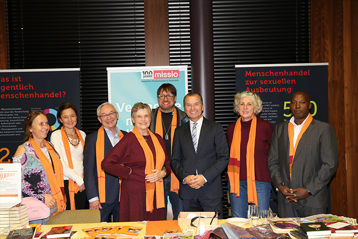 Das Team der Initiative rund um Initiatorin Sr. Maria Schlackl (mitte) und Brigadier Gerald Tatzgern