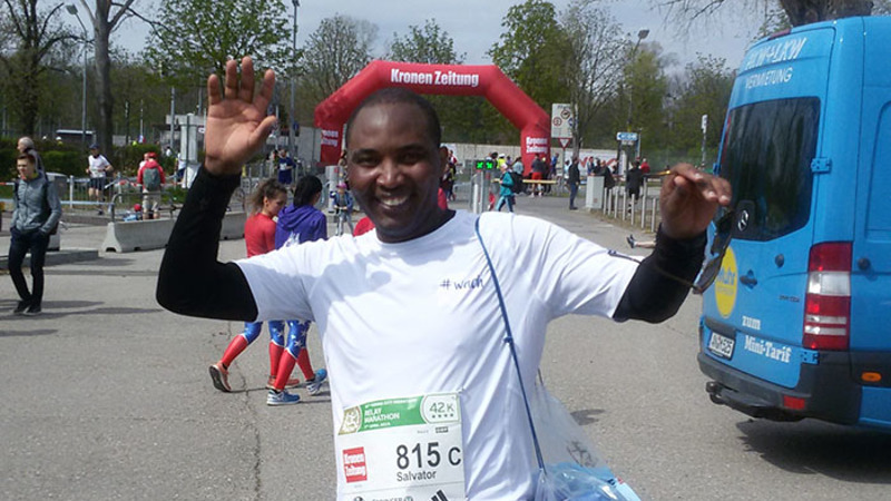 P. Salvator Mselle beim Vienna City-Marathon / privat P. Salvator Mselle beim Vienna City-Marathon