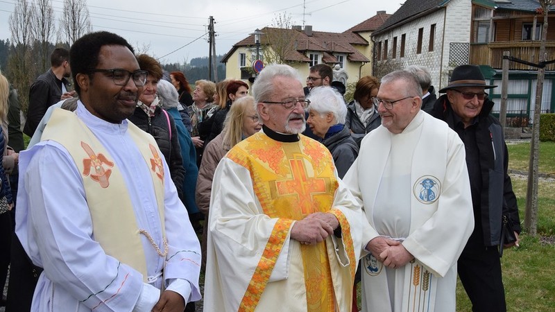 P. Salvator Mselle und Provinzial P. Josef Wonisch feierten P. Albert Gabriels (mitte) 60-jähriges Priesterjubiläum