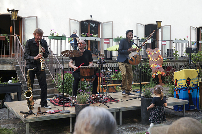 Sigi Finkel am Saxophon, in Begleitung von Adama Dicko mit dem N’goni sowie Jan Samson Krizanic am Schlagzeug