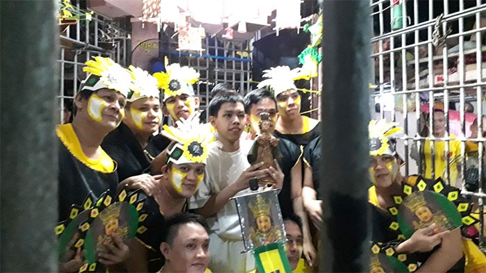 Gefangene mit selbstgebastelten Kostümen für einen Tanz zu Ehren des 'Santo Nino' im engen Vorraum vor den Zellen