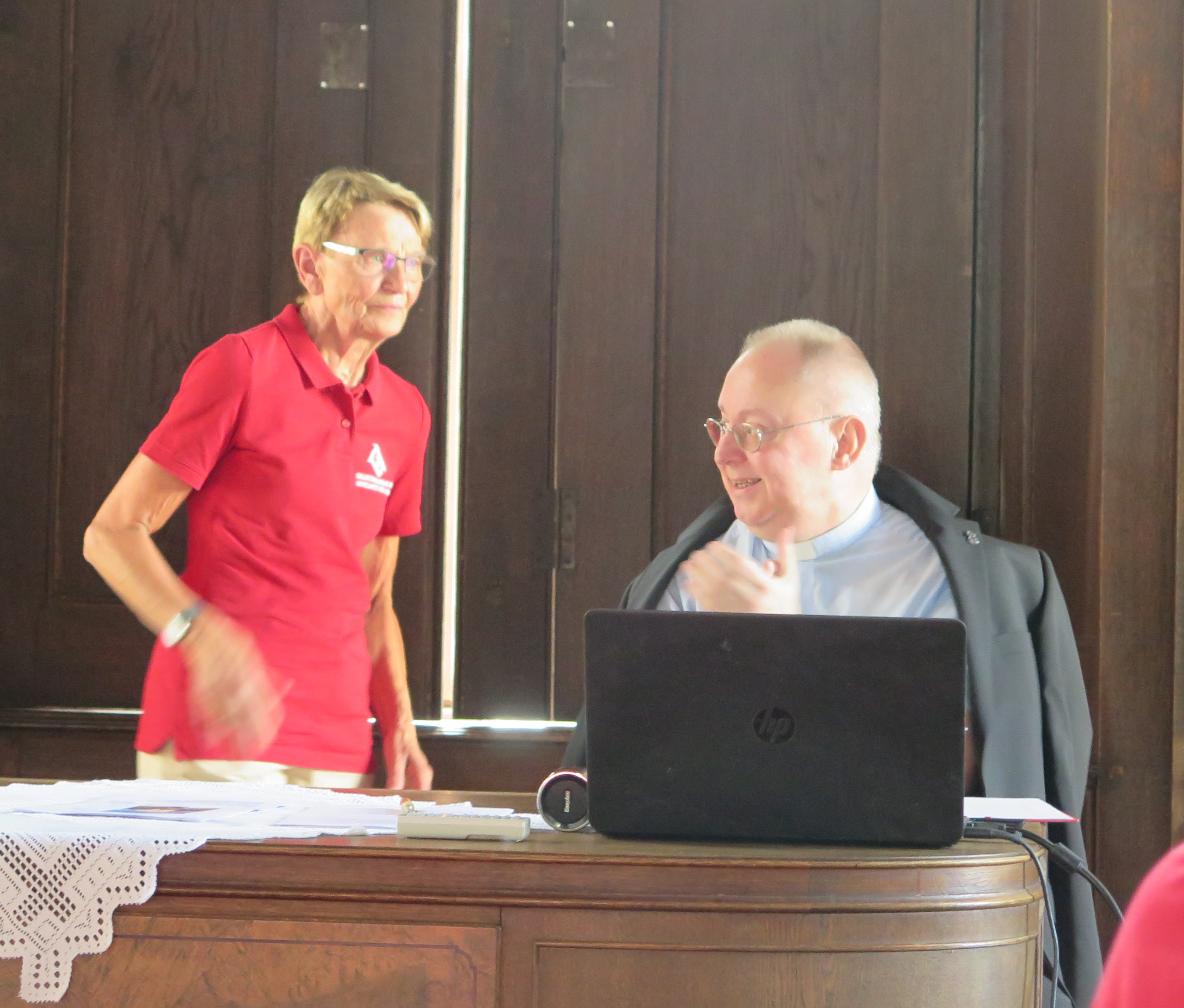 Christine Grubmüller berichtete über die Anfangsjahre der Salvatorianer in Maragrethen am Moos. Gastgeber P. Franz Tree zeigte sich erfreut, dass seine Einladung rund 90 Gästen gefolgt waren
