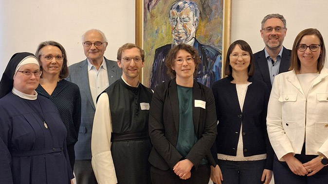 Der neu gewählte Vorstand der ARGE Ordensarchive (v.l.): Sr. Clara Maria Neubauer, Karin Mayer, P. Peter van Meijl (stv. Vorsitzender) , P. Aloysius M. Zierl, Iris Fichtinger, Angelika Kölbl, Lukas Winder und Vorsitzende Miriam Trojer