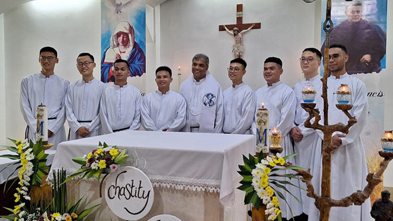 Die Neuprofessen mit ihrem Novizenmeister: Josef, Dominic, Patrisius, Francis, P. Vinoy, Nikolas,  Engelbertus, Mark, Venancio.