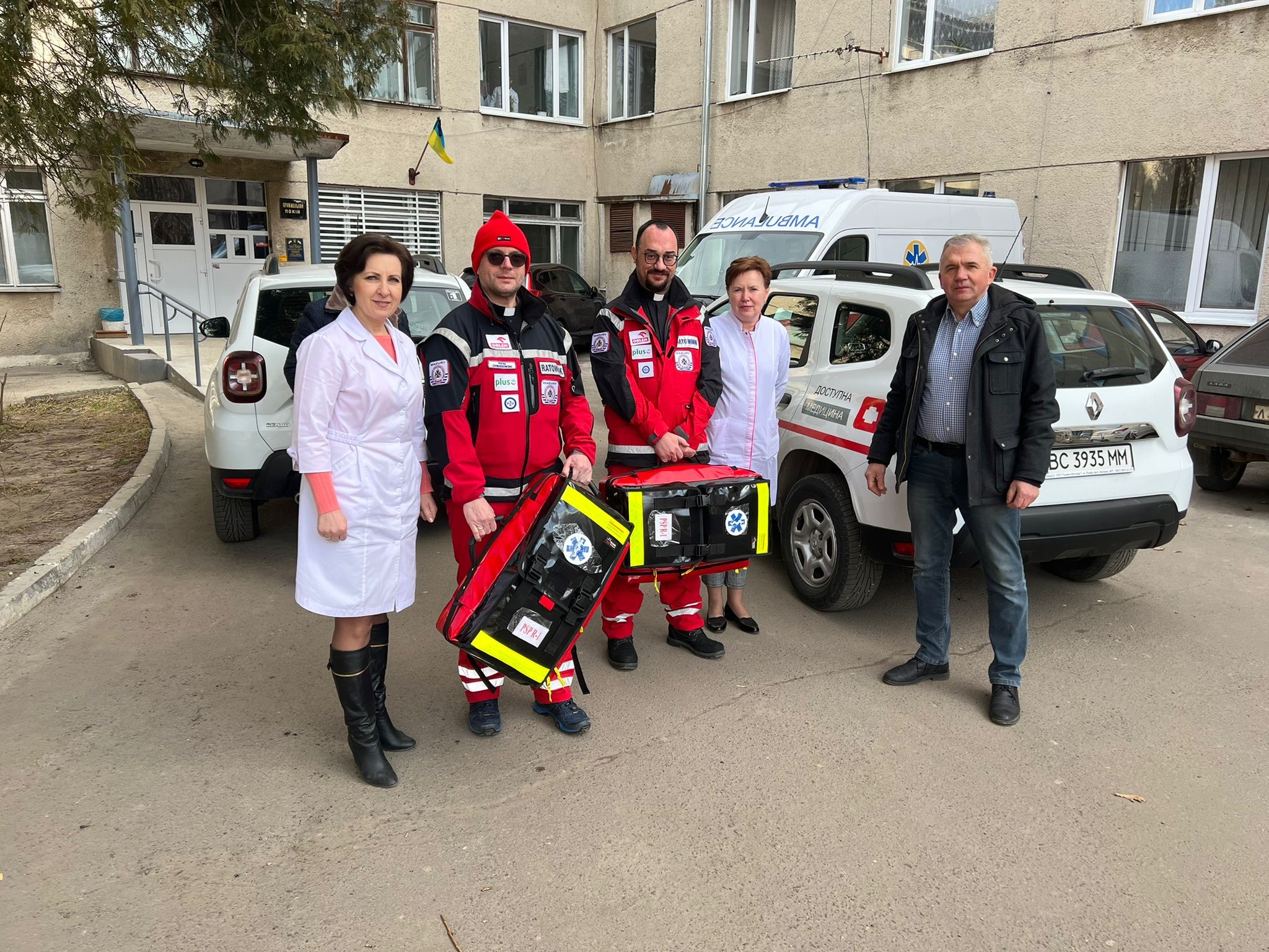 Salvatorianer übergeben Hilfsgüter an Klinikpersonal in der Ukraine / Salvatorianer weltweit Salvatorianer übergeben Hilfsgüter an Klinikpersonal in der Ukraine