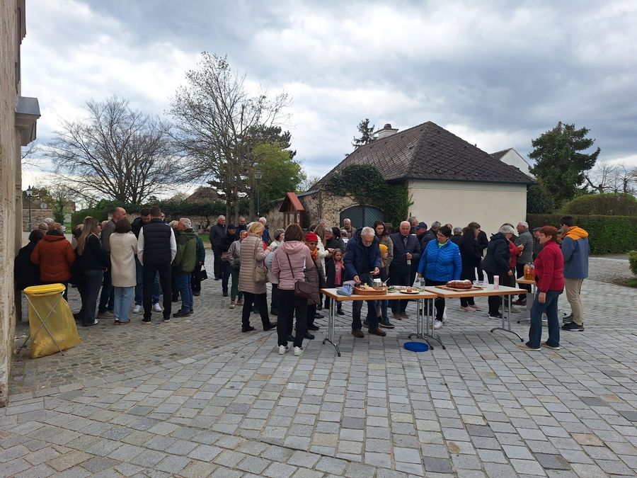 Die anschließenden Agape bot Osterschinken und weiteren Köstlichkeiten an. (c) Salvatorianer   