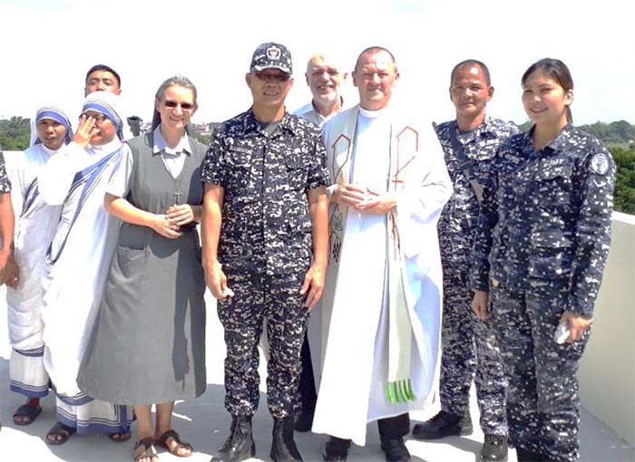 Jesus zwischen Sr. Violetta und P. Hubert und Gästen auf der Terrasse des neuen Gefängnisses