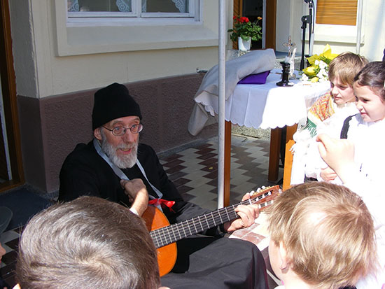 P. Berno Rupp mit Kids