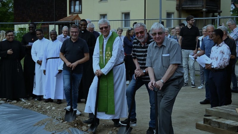 Von links: Architekt Axel Völkle, P. Piet Cuijpers, P. Bernhard Fuhrmann, P. Peter DaubnerDaubner)