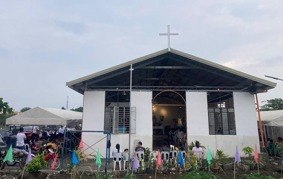 Die neue Kapelle mit Gottesdienstbesuchern, die nur von außen teilnehmen können.