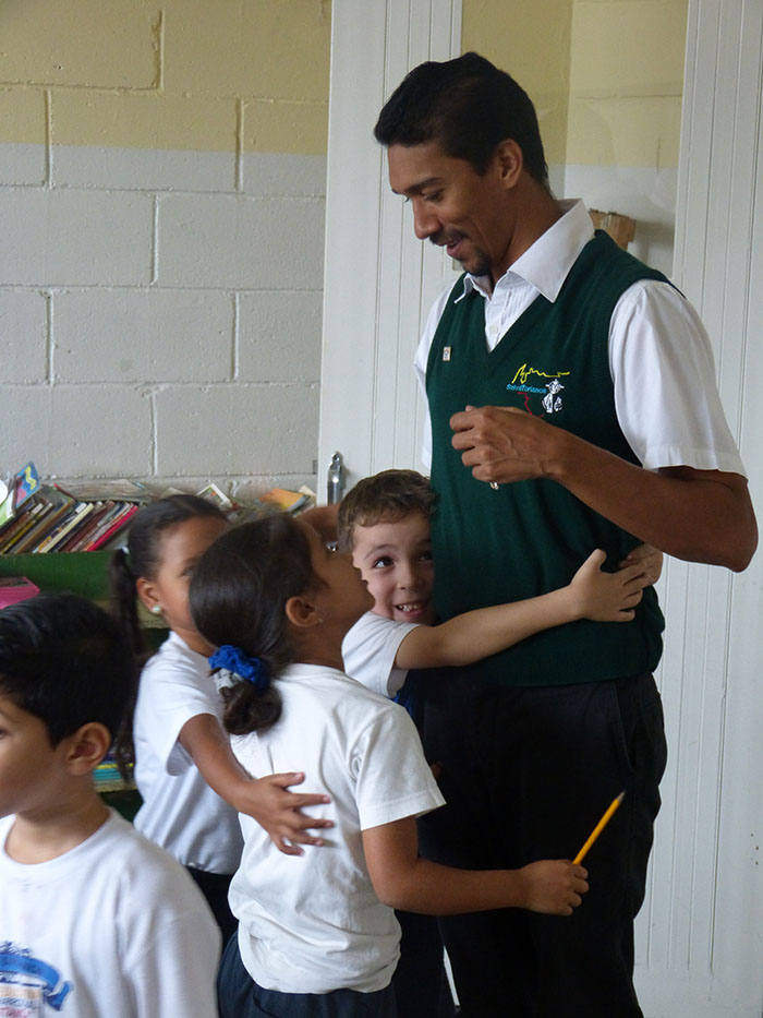 Der Salvatorianer Pater Luis Domingo Diáz mit Schulkindern in Caracas