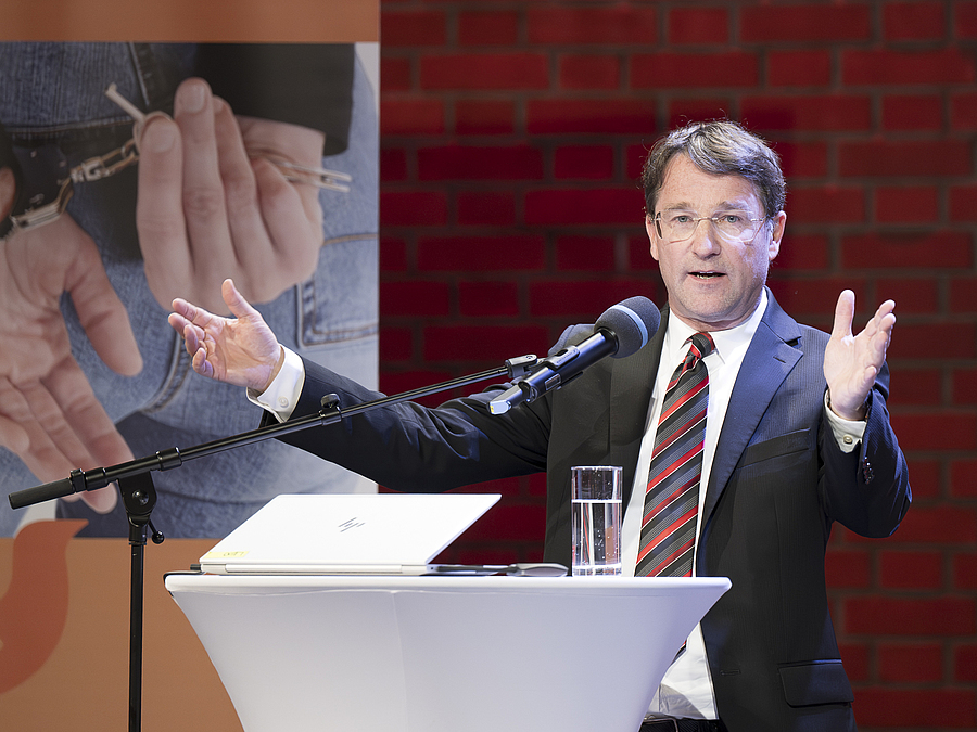 Philosoph und Theologe Clemens Sedmak: „Was sind wir Menschen für Menschen?“ / © Martin Maria Eder Philosoph und Theologe Clemens Sedmak: „Was sind wir Menschen für Menschen?“