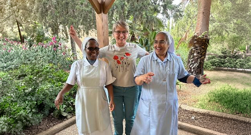Sr. Dominika Zelent SDS (Mitte) mit zwei Mitarbeiterinnen des Pflegeheims Beit Emmaus in Qubeibeh.