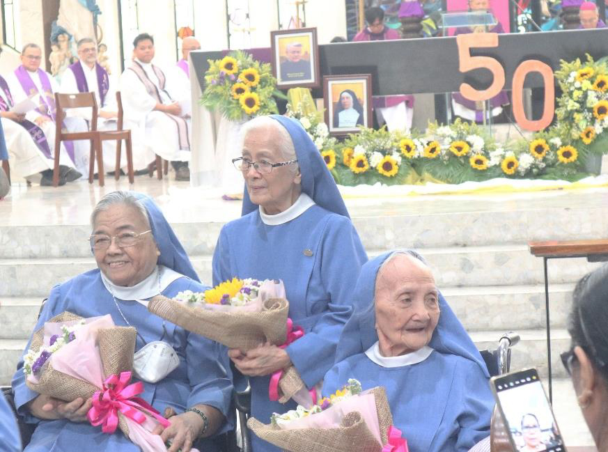 Drei Schwestern der Gründergeneration: Sr. Guadalupe, Sr. Augustina, Sr. Jane Marie. Nicht im Bild: Sr. Geraldin (bettlägrig). Sr. Mary Damian ist als einzige Salvatorianerin auf den Philippinen verstorben und begraben. / Josef Wilfing SDS Drei Schwestern der Gründergeneration: Sr. Guadalupe, Sr. Augustina, Sr. Jane Marie. Nicht im Bild: Sr. Geraldin (bettlägrig). Sr. Mary Damian ist als einzige Salvatorianerin auf den Philippinen verstorben und begraben.
