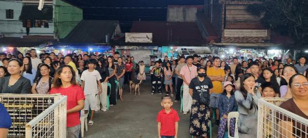 Das ist der Straßenbereich. Im Vordergrund der Zaun vor der Kapelle. Dieser Bereich ist ebenfalls gefüllt ist, wie auch die Kapelle selbst.