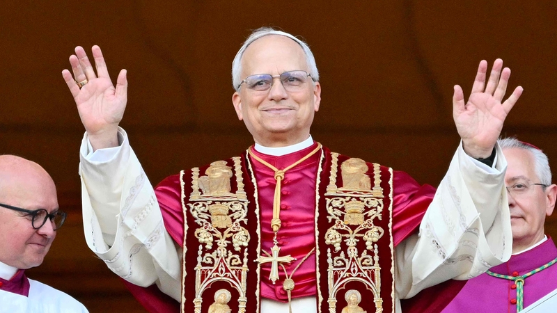 Download von www.picturedesk.com am 09.05.2025 (09:28). Newly elected Pope Leo XIV, Robert Prevost arrives on the main central loggia balcony of the St Peter's Basilica for the first time, after the cardinals ended the conclave, in The Vatican, on M