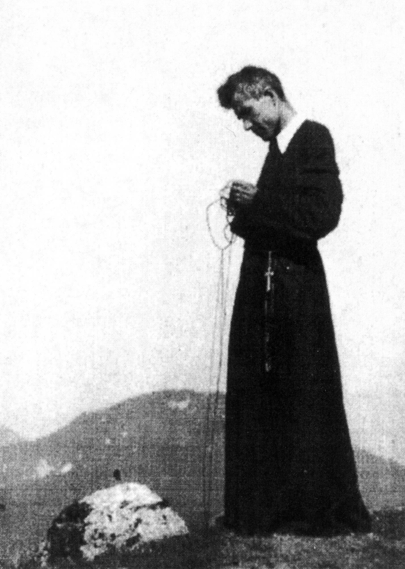 Ikonisches Foto, P. Paulus Weinschrott beim Rosenkranzbinden