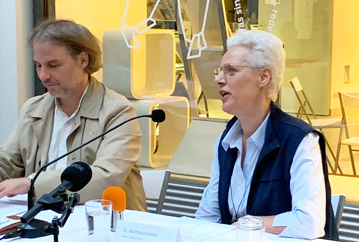 Am 2. September 2021 veranstaltete die Ordensinitiative 'ausserordentlich' eine Podiumsdiskussion zum Thema Obdachlosigkeit / ausserordentlich Am 2. September 2021 veranstaltete die Ordensinitiative 'ausserordentlich' eine Podiumsdiskussion zum Thema Obdachlosigkeit