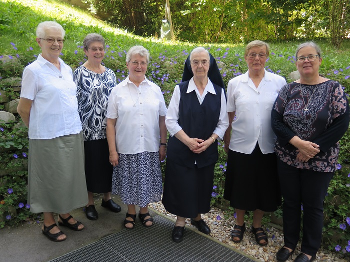 Sr. Gertrud Hermann, Sr. Amata Rindler, Sr. Agnes Absenger, Sr. Agatha Puntigam und Sr. Hedwig Rossmann (v.l.) feierten am 13. August 2023 in Wien ihre Professjubiläen. Auch Provinzleiterin Sr. Patricia Erber war dabei